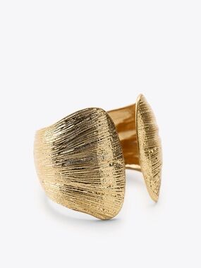 NWT. Zara Golden Textured Engraved Articulated Rigid Bracelet.